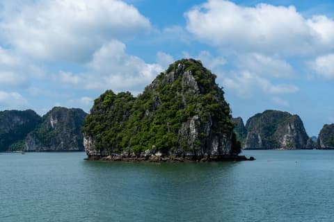 Vietnam_Ha_Long_Bay-214.jpg