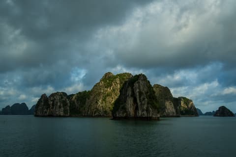 Vietnam_Ha_Long_Bay-89.jpg