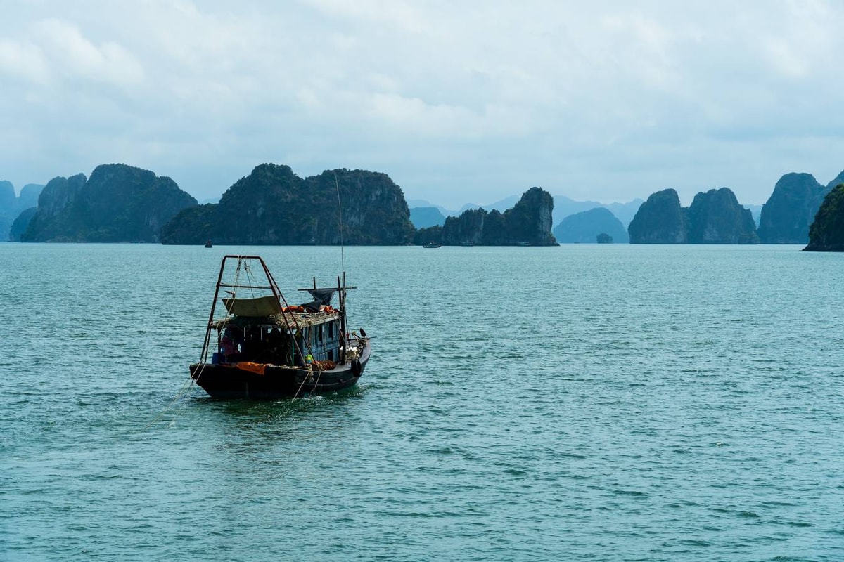 Vietnam_Ha_Long_Bay-2.jpg